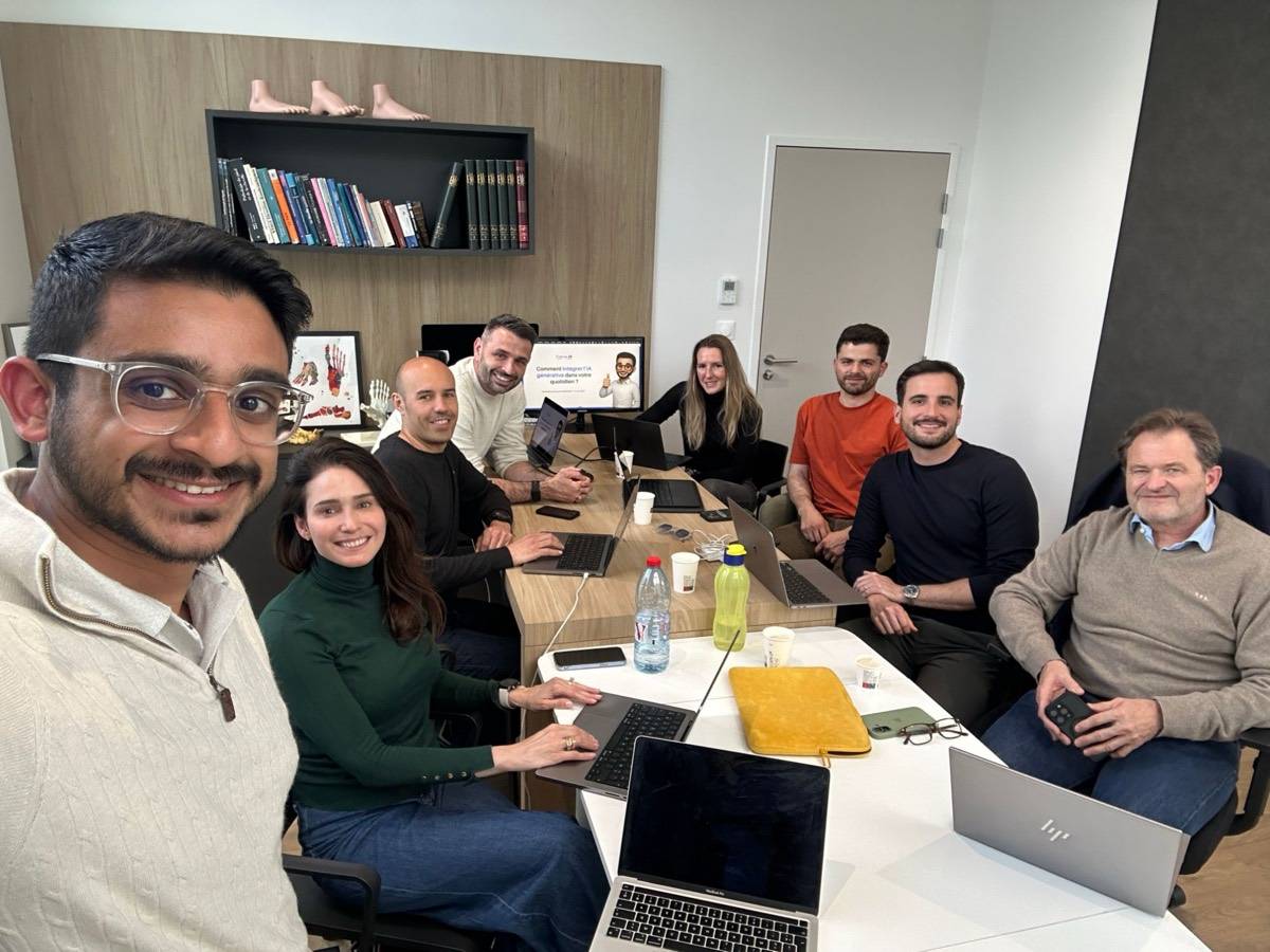 Djouzar en atelier avec un groupe, ordinateurs ouverts