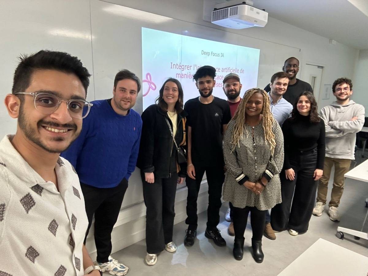 Djouzar et un groupe à la fin de la formation Deep Focus IA