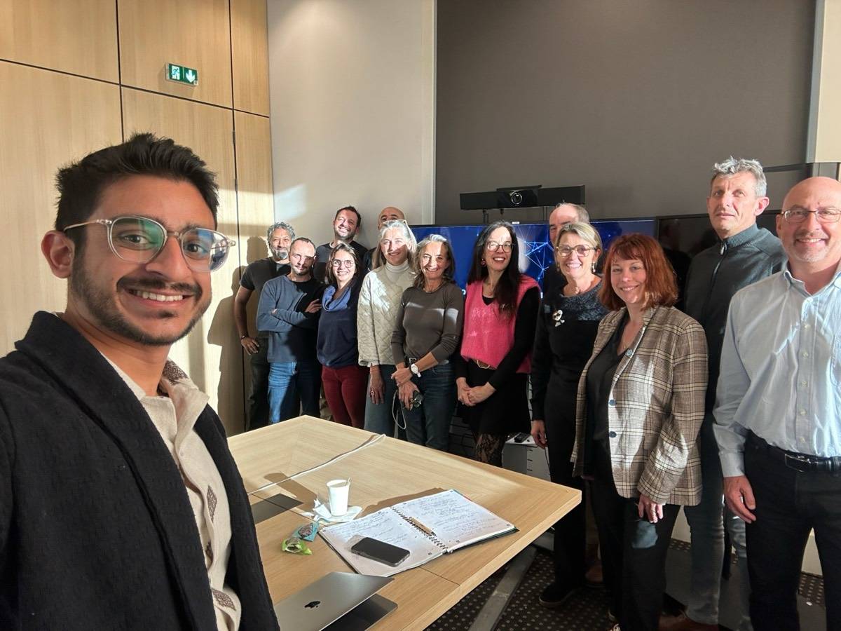 Djouzar et un groupe de professionnels dans une salle de réunion