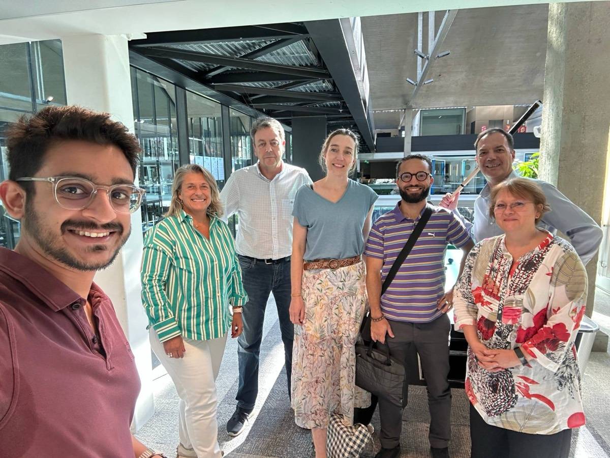 Djouzar et des participants à la fin d'une journée de formation
